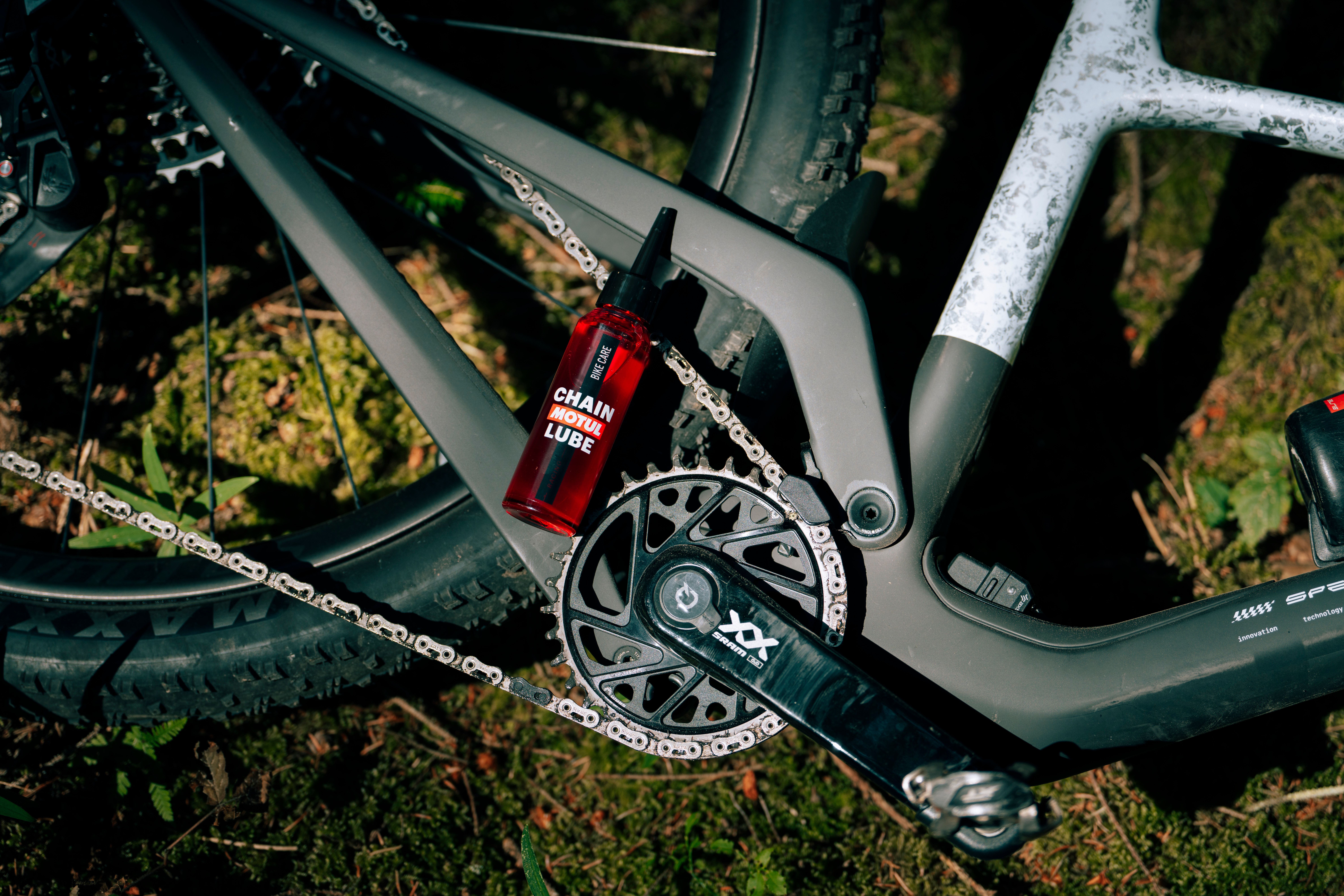 MOTUL_BIKE CARE_RACING CHAIN LUBE_LIFESTYLE SHOT_MTB©quentinmaheas.jpeg
