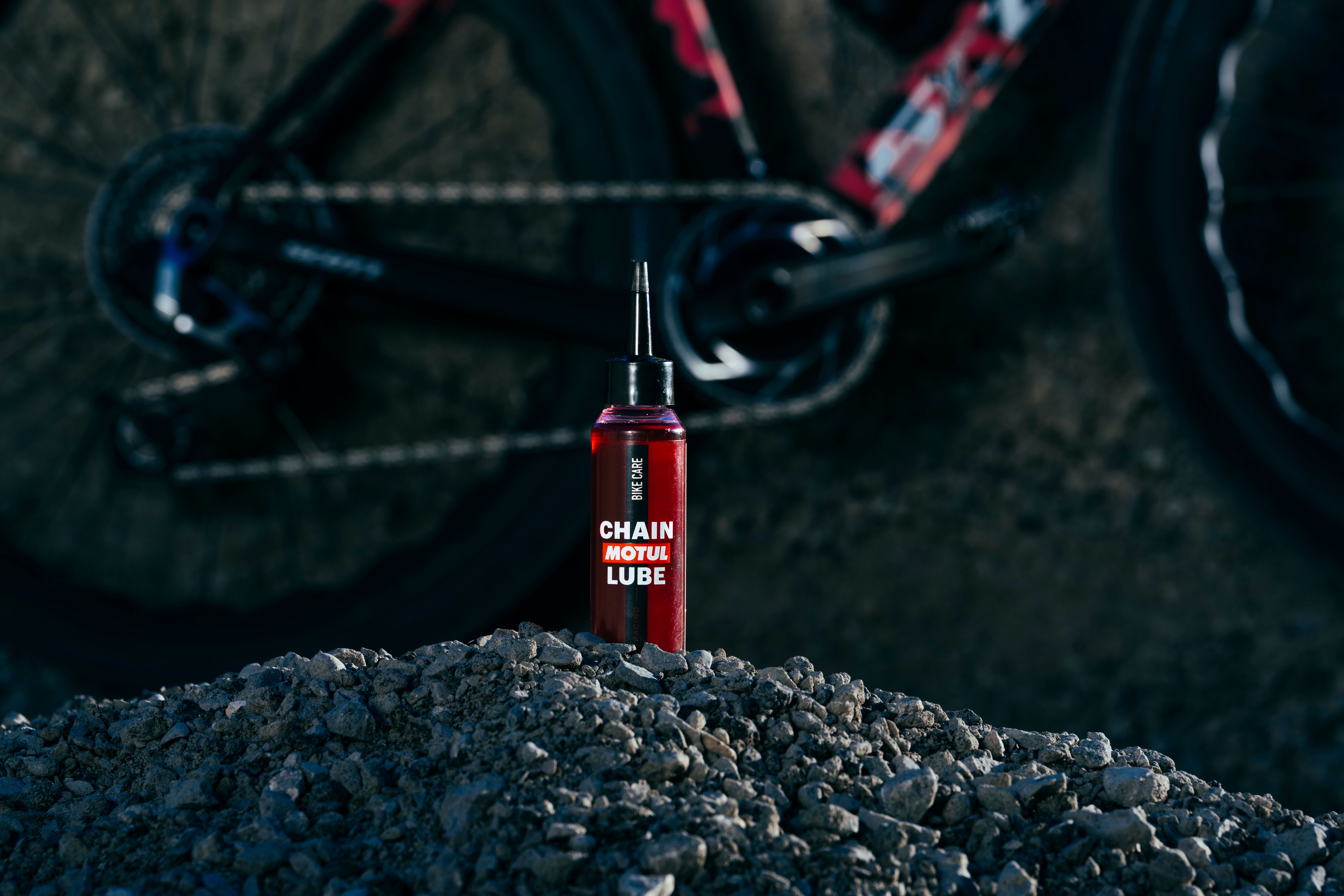 MOTUL_BIKE CARE_RACING CHAIN LUBE_PRODUCT SHOT_GRAVEL©quentinmaheas.jpeg