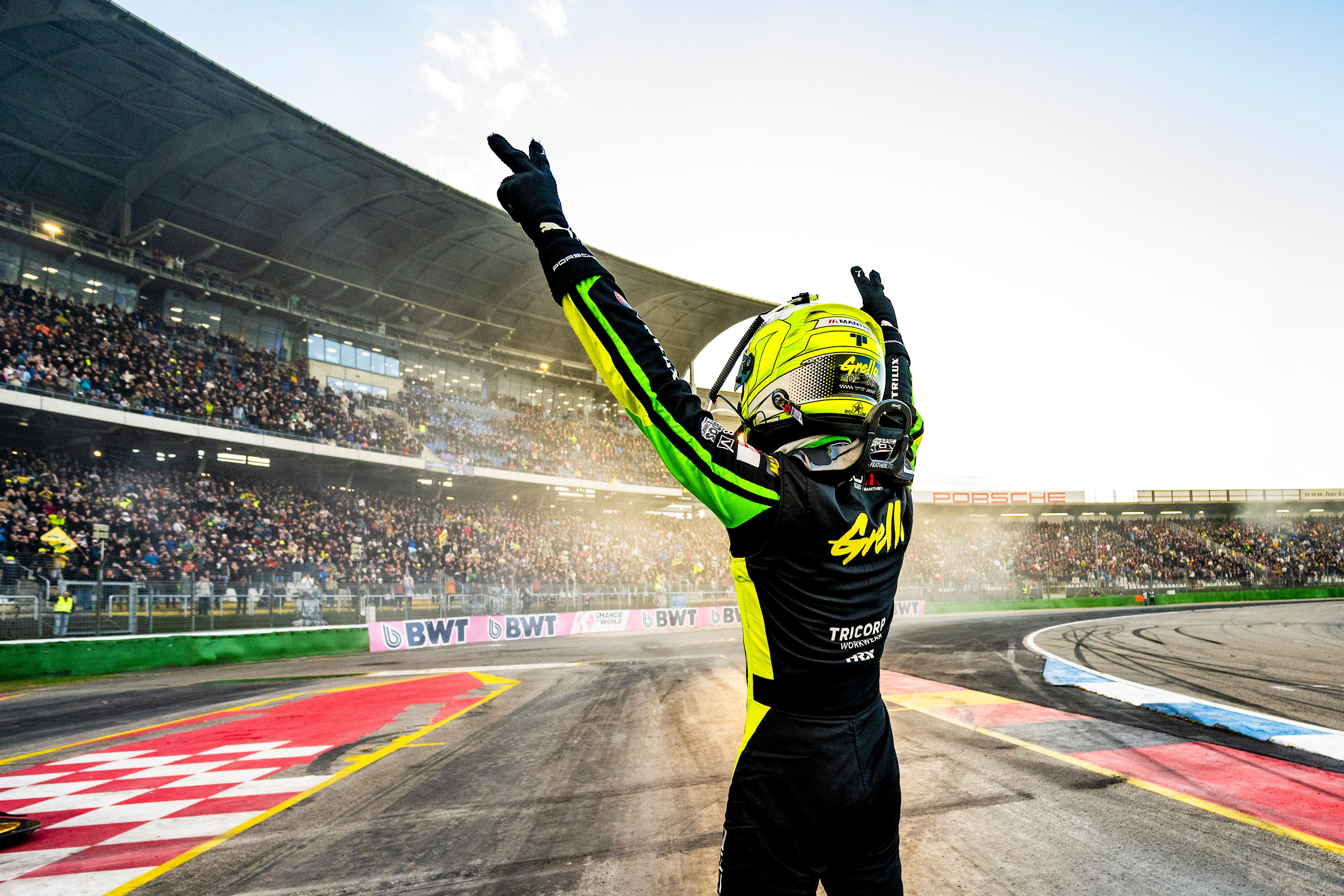 Motul_Manthey_DTM_Sieg_2.jpg