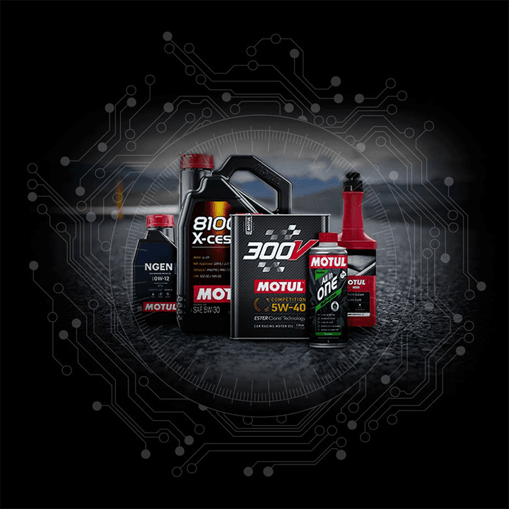 Zestaw produktów Motul na ciemnym, technologicznym tle