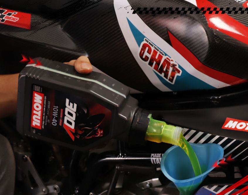 lua-chon-dau-nhot-cho-xe-con-tay-250cc .jpg